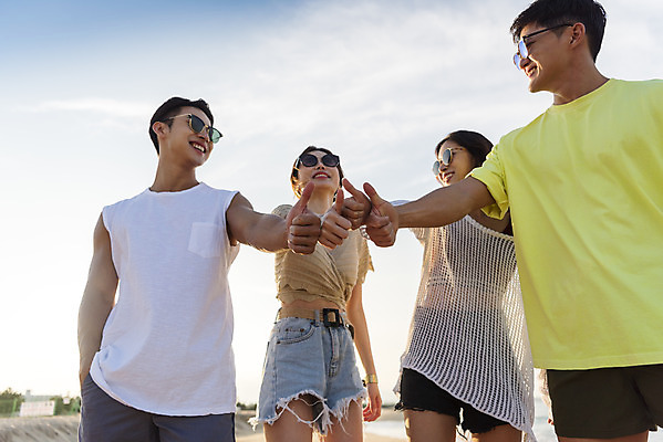 포토 JPG 주간 여자 남자 바다 로우앵글 여행 휴가 서기 미소 여러명 상반신 20대 성인 해변 야외 앞모습 여름 친구 여름휴가 바캉스 청춘 모래사장 선글라스 우정 한국인 자유 엄지손가락 해수욕장 즐거움 강원도 양양군 하조대해수욕장 성인만 국내포토 자연요소 계절 감정 안경 뷰포인트 다수 컨셉 손가락 관계 모션 한국 표정 사람 동양인 청년 양양 파일형식 여름_계절