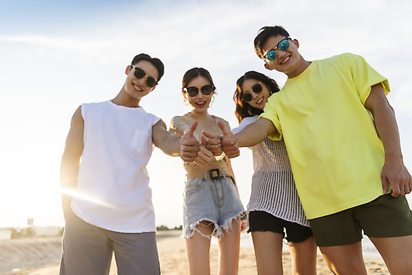 포토 JPG 주간 여자 남자 바다 로우앵글 여행 휴가 서기 미소 여러명 상반신 20대 성인 해변 야외 앞모습 여름 친구 여름휴가 바캉스 청춘 모래사장 선글라스 우정 한국인 자유 엄지손가락 해수욕장 즐거움 강원도 양양군 하조대해수욕장 성인만 국내포토 자연요소 계절 감정 안경 뷰포인트 다수 컨셉 손가락 관계 모션 한국 표정 사람 동양인 청년 양양 파일형식 여름_계절