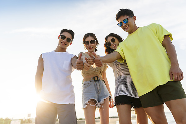 포토 JPG 주간 여자 남자 바다 로우앵글 여행 휴가 서기 미소 여러명 상반신 20대 성인 해변 야외 앞모습 여름 친구 여름휴가 바캉스 청춘 모래사장 선글라스 우정 한국인 자유 엄지손가락 해수욕장 즐거움 강원도 양양군 하조대해수욕장 성인만 국내포토 자연요소 계절 감정 안경 뷰포인트 다수 컨셉 손가락 관계 모션 한국 표정 사람 동양인 청년 양양 파일형식 여름_계절