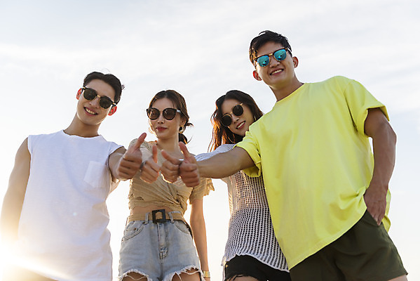 포토 JPG 주간 여자 남자 바다 로우앵글 여행 휴가 서기 미소 여러명 상반신 20대 성인 해변 야외 앞모습 여름 친구 여름휴가 바캉스 청춘 모래사장 선글라스 우정 한국인 자유 엄지손가락 해수욕장 즐거움 강원도 양양군 하조대해수욕장 성인만 국내포토 자연요소 계절 감정 안경 뷰포인트 다수 컨셉 손가락 관계 모션 한국 표정 사람 동양인 청년 양양 파일형식 여름_계절