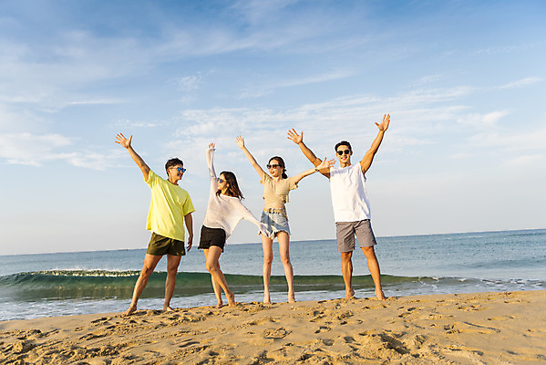 포토 JPG 주간 전신 여자 남자 바다 여행 팔벌리기 휴가 서기 여러명 20대 성인 해변 야외 앞모습 여름 친구 여름휴가 바캉스 청춘 모래사장 선글라스 우정 한국인 자유 해수욕장 즐거움 강원도 양양군 하조대해수욕장 성인만 국내포토 자연요소 계절 감정 안경 뷰포인트 다수 컨셉 관계 모션 한국 사람 동양인 청년 양양 파일형식 여름_계절