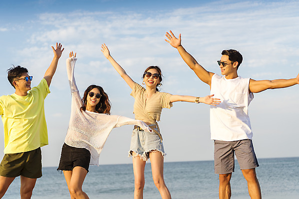 포토 JPG 주간 여자 남자 바다 여행 팔벌리기 휴가 서기 미소 여러명 상반신 20대 성인 해변 야외 앞모습 여름 친구 여름휴가 바캉스 청춘 모래사장 선글라스 우정 한국인 자유 해수욕장 즐거움 강원도 양양군 하조대해수욕장 성인만 국내포토 자연요소 계절 감정 안경 뷰포인트 다수 컨셉 관계 모션 한국 표정 사람 동양인 청년 양양 파일형식 여름_계절