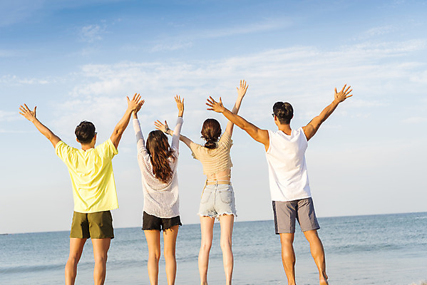 포토 JPG 주간 여자 남자 바다 여행 하늘 팔벌리기 휴가 서기 여러명 상반신 20대 성인 해변 야외 뒷모습 여름 친구 여름휴가 바캉스 청춘 모래사장 선글라스 손들기 우정 한국인 자유 해수욕장 즐거움 강원도 양양군 하조대해수욕장 성인만 국내포토 자연요소 계절 감정 안경 뷰포인트 다수 컨셉 관계 모션 한국 사람 동양인 청년 양양 파일형식 여름_계절
