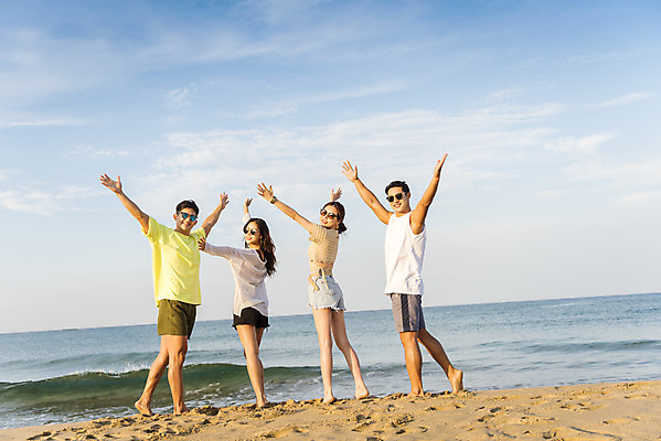 포토 JPG 주간 전신 여자 남자 바다 여행 팔벌리기 휴가 서기 여러명 20대 성인 해변 야외 뒷모습 여름 친구 여름휴가 바캉스 청춘 모래사장 선글라스 우정 한국인 자유 뒤돌아보기 해수욕장 즐거움 강원도 양양군 하조대해수욕장 성인만 국내포토 자연요소 계절 감정 안경 뷰포인트 다수 컨셉 관계 모션 한국 사람 동양인 청년 양양 파일형식 여름_계절