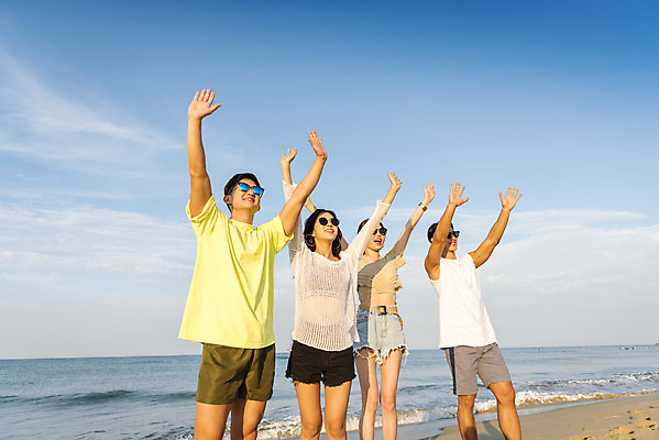 포토 JPG 주간 여자 남자 바다 여행 휴가 서기 여러명 상반신 20대 성인 해변 야외 앞모습 여름 친구 여름휴가 바캉스 청춘 모래사장 선글라스 우정 한국인 자유 해수욕장 즐거움 손인사 강원도 양양군 하조대해수욕장 성인만 국내포토 자연요소 계절 감정 안경 뷰포인트 다수 컨셉 관계 모션 한국 사람 동양인 청년 인사 양양 파일형식 여름_계절