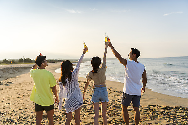 포토 JPG 주간 여자 남자 바다 여행 휴가 맥주 주류 병맥주 서기 들기 여러명 상반신 20대 성인 해변 야외 뒷모습 여름 친구 여름휴가 바캉스 청춘 모래사장 선글라스 우정 한국인 자유 음주 해수욕장 즐거움 건배 강원도 양양군 하조대해수욕장 성인만 낮술 국내포토 자연요소 계절 감정 안경 음료 뷰포인트 다수 컨셉 관계 모션 한국 사람 동양인 청년 양양 파일형식 여름_계절