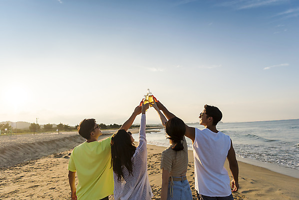 포토 JPG 주간 여자 남자 바다 여행 휴가 맥주 주류 병맥주 서기 들기 여러명 상반신 20대 성인 해변 야외 뒷모습 여름 친구 여름휴가 바캉스 청춘 모래사장 선글라스 우정 한국인 자유 음주 해수욕장 즐거움 건배 강원도 양양군 하조대해수욕장 성인만 낮술 국내포토 자연요소 계절 감정 안경 음료 뷰포인트 다수 컨셉 관계 모션 한국 사람 동양인 청년 양양 파일형식 여름_계절