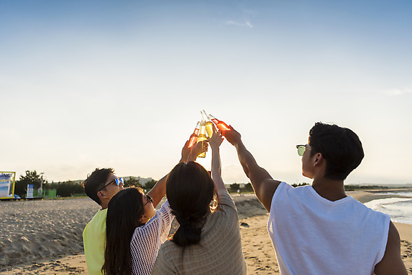 포토 JPG 주간 여자 남자 바다 여행 휴가 맥주 주류 병맥주 서기 들기 여러명 상반신 20대 성인 해변 야외 뒷모습 여름 친구 여름휴가 바캉스 청춘 모래사장 선글라스 우정 한국인 자유 음주 해수욕장 즐거움 건배 강원도 양양군 하조대해수욕장 성인만 낮술 국내포토 자연요소 계절 감정 안경 음료 뷰포인트 다수 컨셉 관계 모션 한국 사람 동양인 청년 양양 파일형식 여름_계절