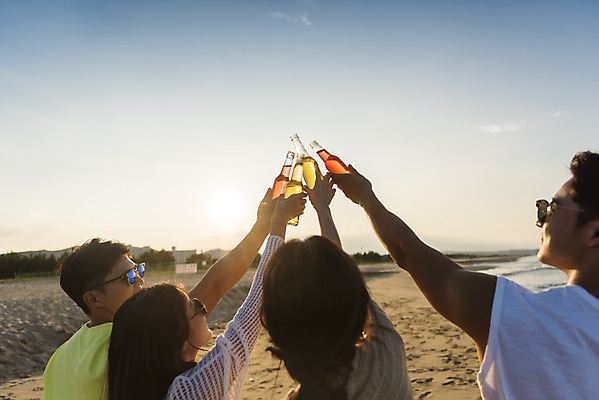 포토 JPG 주간 여자 남자 바다 여행 휴가 맥주 주류 병맥주 서기 들기 여러명 상반신 20대 성인 해변 야외 뒷모습 여름 친구 여름휴가 바캉스 청춘 모래사장 선글라스 우정 한국인 자유 음주 해수욕장 즐거움 건배 강원도 양양군 하조대해수욕장 성인만 낮술 국내포토 자연요소 계절 감정 안경 음료 뷰포인트 다수 컨셉 관계 모션 한국 사람 동양인 청년 양양 파일형식 여름_계절