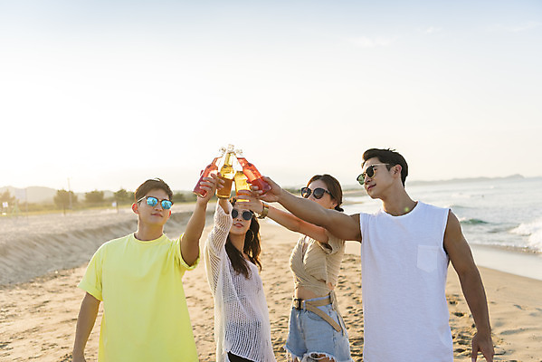 포토 JPG 주간 여자 남자 바다 여행 휴가 맥주 주류 병맥주 서기 들기 여러명 상반신 20대 성인 해변 야외 앞모습 여름 친구 여름휴가 바캉스 청춘 모래사장 선글라스 우정 한국인 자유 음주 해수욕장 즐거움 건배 강원도 양양군 하조대해수욕장 성인만 낮술 국내포토 자연요소 계절 감정 안경 음료 뷰포인트 다수 컨셉 관계 모션 한국 사람 동양인 청년 양양 파일형식 여름_계절