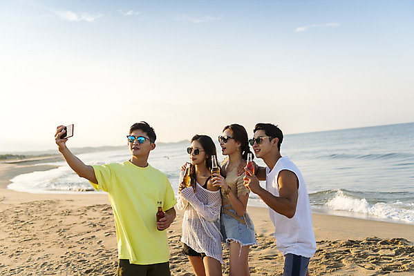 포토 JPG 주간 여자 남자 바다 여행 휴가 병맥주 서기 들기 여러명 상반신 20대 성인 해변 야외 앞모습 옆모습 여름 친구 여름휴가 바캉스 스마트폰 청춘 모래사장 선글라스 우정 한국인 자유 셀프카메라 해수욕장 즐거움 강원도 양양군 하조대해수욕장 성인만 단체사진 국내포토 자연요소 계절 감정 안경 뷰포인트 다수 컨셉 관계 모션 맥주 한국 사람 동양인 청년 핸드폰 스마트기기 사진촬영 기념사진 양양 파일형식 여름_계절
