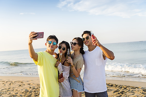 포토 JPG 주간 여자 남자 바다 여행 휴가 병맥주 서기 들기 여러명 상반신 20대 성인 해변 야외 앞모습 여름 친구 여름휴가 바캉스 스마트폰 청춘 모래사장 선글라스 우정 한국인 자유 셀프카메라 해수욕장 즐거움 강원도 양양군 하조대해수욕장 성인만 단체사진 국내포토 자연요소 계절 감정 안경 뷰포인트 다수 컨셉 관계 모션 맥주 한국 사람 동양인 청년 핸드폰 스마트기기 사진촬영 기념사진 양양 파일형식 여름_계절