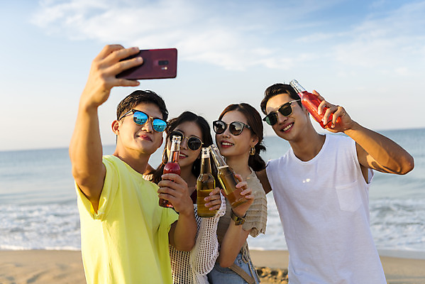 포토 JPG 주간 여자 남자 바다 여행 휴가 병맥주 서기 들기 여러명 상반신 20대 성인 해변 야외 앞모습 여름 친구 여름휴가 바캉스 스마트폰 청춘 모래사장 선글라스 우정 한국인 자유 셀프카메라 해수욕장 즐거움 강원도 양양군 하조대해수욕장 성인만 단체사진 국내포토 자연요소 계절 감정 안경 뷰포인트 다수 컨셉 관계 모션 맥주 한국 사람 동양인 청년 핸드폰 스마트기기 사진촬영 기념사진 양양 파일형식 여름_계절