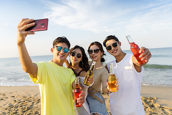 포토 JPG 주간 여자 남자 바다 여행 휴가 병맥주 서기 들기 여러명 상반신 20대 성인 해변 야외 앞모습 여름 친구 여름휴가 바캉스 스마트폰 청춘 모래사장 선글라스 우정 한국인 자유 셀프카메라 해수욕장 즐거움 강원도 양양군 하조대해수욕장 성인만 단체사진 국내포토 자연요소 계절 감정 안경 뷰포인트 다수 컨셉 관계 모션 맥주 한국 사람 동양인 청년 핸드폰 스마트기기 사진촬영 기념사진 양양 파일형식 여름_계절