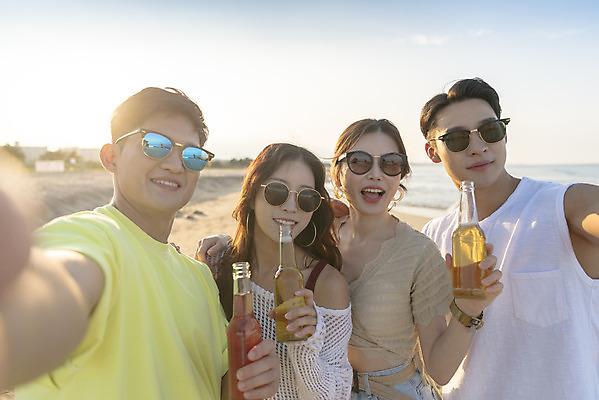 포토 JPG 주간 여자 남자 바다 여행 휴가 병맥주 서기 미소 들기 여러명 상반신 20대 성인 해변 야외 앞모습 여름 친구 여름휴가 바캉스 청춘 모래사장 선글라스 우정 한국인 자유 셀프카메라 해수욕장 즐거움 강원도 양양군 하조대해수욕장 성인만 단체사진 국내포토 자연요소 계절 감정 안경 뷰포인트 다수 컨셉 관계 모션 맥주 한국 표정 사람 동양인 청년 사진촬영 기념사진 양양 파일형식 여름_계절