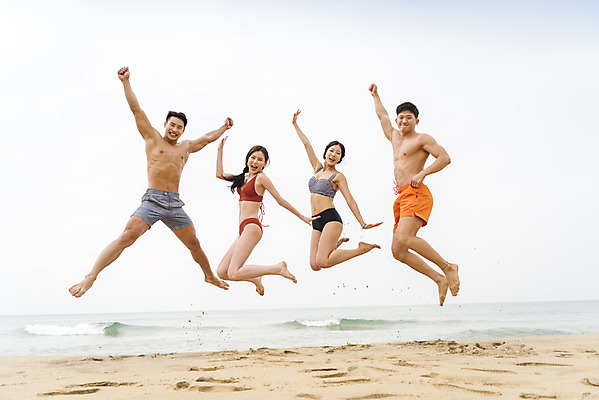 포토 JPG 주간 전신 여자 남자 수영복 바다 여행 휴가 여러명 20대 성인 해변 야외 앞모습 옆모습 여름 친구 여름휴가 바캉스 청춘 모래사장 점프 우정 한국인 자유 해수욕장 즐거움 강원도 양양군 하조대해수욕장 성인만 국내포토 자연요소 옷 계절 감정 뷰포인트 다수 컨셉 관계 모션 한국 사람 동양인 청년 양양 파일형식 여름_계절