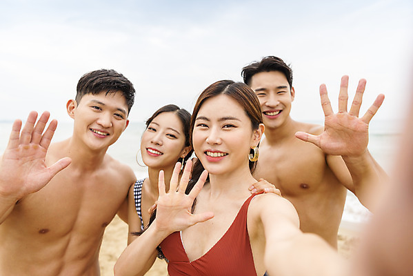 포토 JPG 주간 여자 남자 수영복 바다 여행 휴가 서기 미소 손짓 여러명 상반신 20대 성인 해변 야외 앞모습 여름 친구 여름휴가 바캉스 청춘 모래사장 우정 한국인 자유 셀프카메라 해수욕장 즐거움 손인사 강원도 양양군 하조대해수욕장 성인만 단체사진 국내포토 자연요소 옷 계절 감정 뷰포인트 다수 컨셉 관계 모션 한국 표정 사람 동양인 청년 사진촬영 인사 기념사진 양양 파일형식 여름_계절