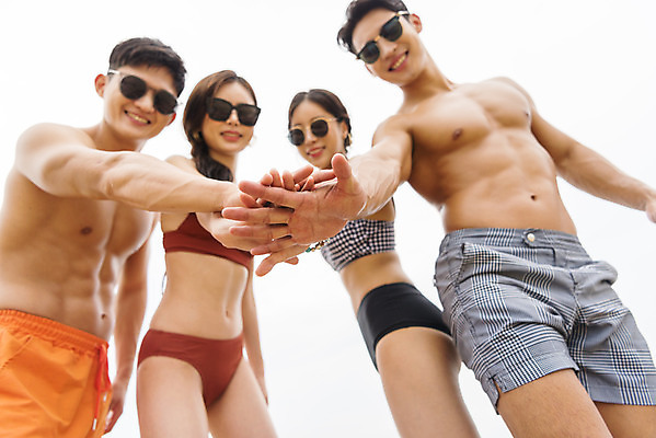 포토 JPG 주간 여자 남자 수영복 바다 로우앵글 여행 휴가 서기 미소 여러명 상반신 20대 성인 해변 야외 앞모습 여름 친구 여름휴가 바캉스 청춘 모래사장 선글라스 우정 한국인 자유 해수욕장 즐거움 강원도 하이파이브 양양군 하조대해수욕장 성인만 국내포토 자연요소 옷 계절 감정 안경 뷰포인트 다수 컨셉 관계 모션 한국 표정 사람 동양인 손짓 청년 양양 파일형식 여름_계절