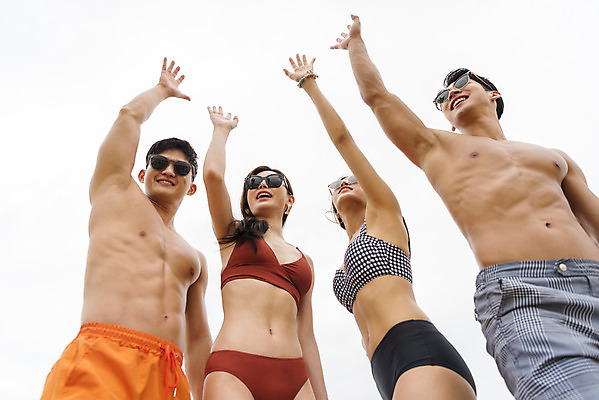 포토 JPG 주간 여자 남자 수영복 바다 로우앵글 여행 휴가 서기 미소 여러명 상반신 20대 성인 해변 야외 앞모습 여름 친구 여름휴가 바캉스 청춘 모래사장 선글라스 우정 한국인 자유 해수욕장 즐거움 강원도 하이파이브 양양군 하조대해수욕장 성인만 국내포토 자연요소 옷 계절 감정 안경 뷰포인트 다수 컨셉 관계 모션 한국 표정 사람 동양인 손짓 청년 양양 파일형식 여름_계절