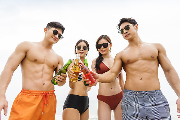 포토 JPG 주간 여자 남자 수영복 바다 로우앵글 여행 휴가 주류 병맥주 서기 여러명 상반신 20대 성인 해변 야외 앞모습 여름 친구 여름휴가 바캉스 청춘 모래사장 선글라스 우정 한국인 자유 해수욕장 즐거움 강원도 양양군 하조대해수욕장 성인만 국내포토 자연요소 옷 계절 감정 안경 음료 뷰포인트 다수 컨셉 관계 모션 맥주 한국 사람 동양인 청년 양양 파일형식 여름_계절