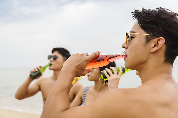 포토 JPG 주간 여자 남자 수영복 바다 여행 휴가 주류 병맥주 서기 들기 여러명 상반신 20대 성인 해변 야외 옆모습 여름 친구 여름휴가 바캉스 청춘 모래사장 선글라스 우정 한국인 자유 마시기 해수욕장 즐거움 강원도 양양군 하조대해수욕장 성인만 국내포토 자연요소 옷 계절 감정 안경 음료 뷰포인트 다수 컨셉 관계 모션 맥주 한국 사람 동양인 청년 양양 파일형식 여름_계절