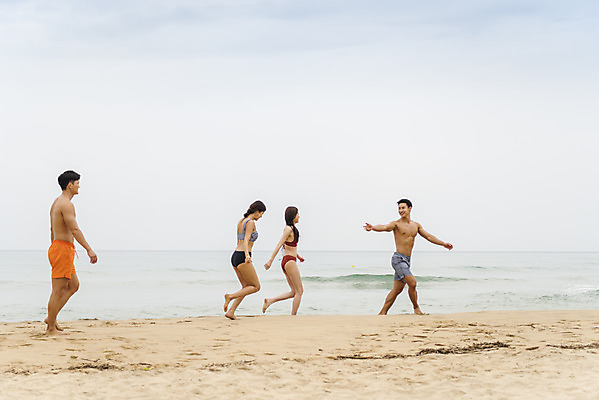 포토 JPG 주간 전신 여자 남자 수영복 바다 여행 휴가 여러명 20대 성인 해변 야외 옆모습 여름 친구 여름휴가 바캉스 청춘 모래사장 걷기 우정 한국인 자유 해수욕장 즐거움 강원도 양양군 하조대해수욕장 성인만 국내포토 자연요소 옷 계절 감정 뷰포인트 다수 컨셉 관계 모션 한국 사람 동양인 청년 양양 파일형식 여름_계절