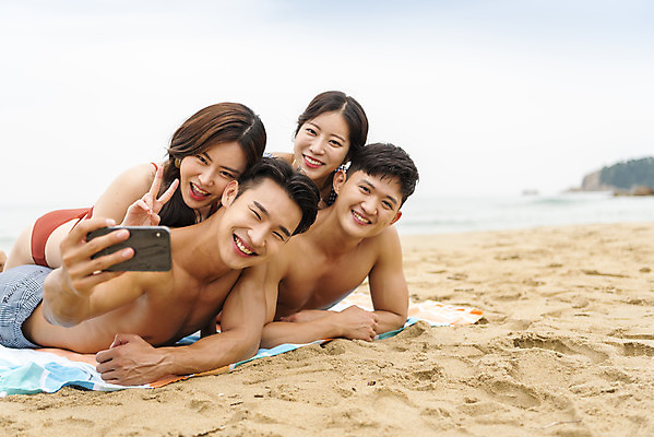 포토 JPG 주간 여자 남자 수영복 엎드리기 바다 여행 휴가 미소 여러명 상반신 20대 성인 해변 야외 옆모습 여름 친구 여름휴가 바캉스 스마트폰 청춘 모래사장 우정 한국인 자유 셀프카메라 해수욕장 즐거움 강원도 양양군 하조대해수욕장 성인만 단체사진 국내포토 자연요소 옷 계절 감정 뷰포인트 다수 컨셉 관계 모션 한국 표정 사람 동양인 청년 핸드폰 스마트기기 사진촬영 기념사진 양양 파일형식 여름_계절