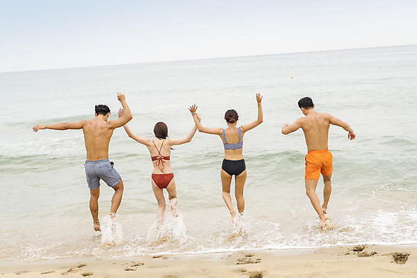 포토 JPG 주간 전신 여자 남자 수영복 바다 여행 휴가 여러명 20대 성인 해변 야외 뒷모습 여름 친구 여름휴가 바캉스 청춘 모래사장 달리기 우정 한국인 자유 해수욕장 즐거움 강원도 양양군 하조대해수욕장 성인만 국내포토 자연요소 옷 계절 감정 뷰포인트 다수 컨셉 관계 모션 한국 사람 동양인 청년 양양 파일형식 여름_계절