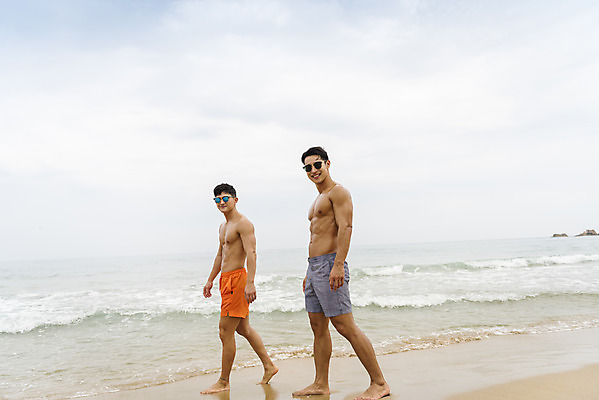 포토 JPG 주간 전신 남자 수영복 바다 여행 휴가 미소 20대 성인 해변 야외 두명 옆모습 여름 친구 여름휴가 바캉스 청춘 모래사장 선글라스 걷기 우정 한국인 자유 해수욕장 즐거움 강원도 양양군 하조대해수욕장 성인남자만 국내포토 자연요소 옷 계절 감정 안경 뷰포인트 컨셉 관계 모션 한국 표정 사람 동양인 청년 양양 남자만 성인만 파일형식 여름_계절