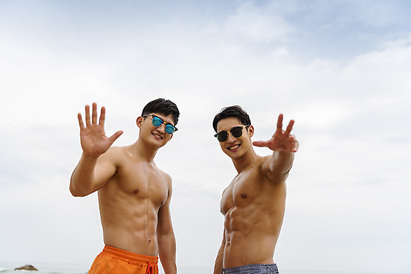 포토 JPG 주간 남자 수영복 바다 여행 휴가 서기 미소 손짓 상반신 20대 성인 해변 야외 두명 앞모습 여름 친구 여름휴가 바캉스 청춘 모래사장 선글라스 우정 한국인 자유 해수욕장 즐거움 강원도 양양군 하조대해수욕장 성인남자만 국내포토 자연요소 옷 계절 감정 안경 뷰포인트 컨셉 관계 모션 한국 표정 사람 동양인 청년 양양 남자만 성인만 파일형식 여름_계절