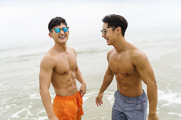 포토 JPG 주간 남자 수영복 바다 여행 휴가 서기 미소 상반신 20대 성인 해변 야외 두명 옆모습 여름 친구 여름휴가 바캉스 청춘 모래사장 선글라스 우정 한국인 자유 해수욕장 즐거움 강원도 양양군 하조대해수욕장 성인남자만 국내포토 자연요소 옷 계절 감정 안경 뷰포인트 컨셉 관계 모션 한국 표정 사람 동양인 청년 양양 남자만 성인만 파일형식 여름_계절