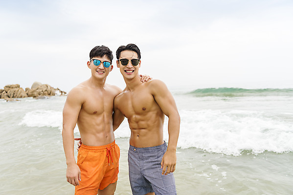 포토 JPG 주간 남자 수영복 바다 여행 어깨동무 휴가 서기 미소 상반신 20대 성인 해변 야외 두명 앞모습 여름 친구 여름휴가 바캉스 청춘 모래사장 선글라스 우정 한국인 자유 해수욕장 즐거움 강원도 양양군 하조대해수욕장 성인남자만 국내포토 자연요소 옷 계절 감정 안경 뷰포인트 포즈 컨셉 관계 모션 한국 표정 사람 동양인 청년 양양 남자만 성인만 파일형식 여름_계절