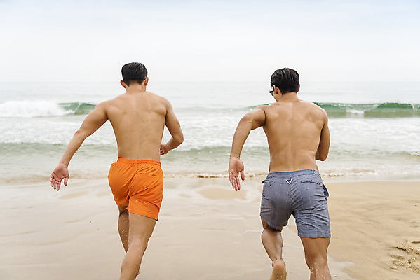 포토 JPG 주간 전신 남자 수영복 바다 여행 휴가 20대 성인 해변 야외 두명 뒷모습 여름 친구 여름휴가 바캉스 청춘 모래사장 달리기 우정 한국인 자유 해수욕장 즐거움 강원도 양양군 하조대해수욕장 성인남자만 국내포토 자연요소 옷 계절 감정 뷰포인트 컨셉 관계 모션 한국 사람 동양인 청년 양양 남자만 성인만 파일형식 여름_계절