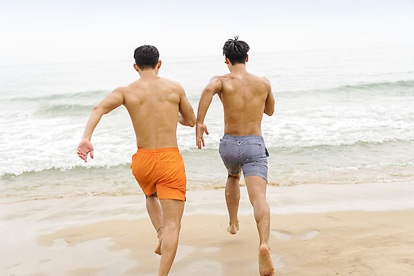 포토 JPG 주간 전신 남자 수영복 바다 여행 휴가 20대 성인 해변 야외 두명 뒷모습 여름 친구 여름휴가 바캉스 청춘 모래사장 달리기 우정 한국인 자유 해수욕장 즐거움 강원도 양양군 하조대해수욕장 성인남자만 국내포토 자연요소 옷 계절 감정 뷰포인트 컨셉 관계 모션 한국 사람 동양인 청년 양양 남자만 성인만 파일형식 여름_계절