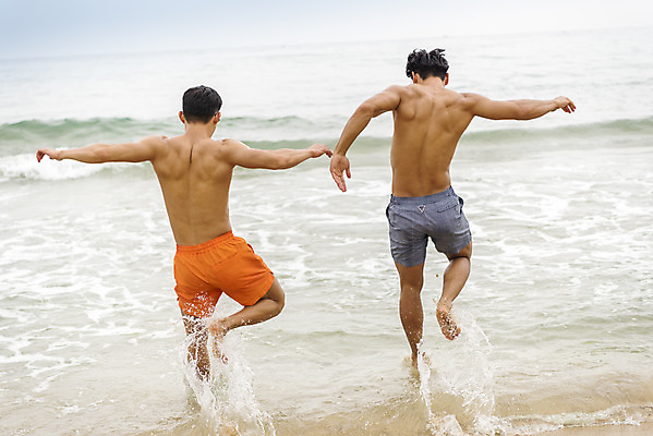 포토 JPG 주간 전신 남자 수영복 바다 여행 휴가 20대 성인 해변 야외 두명 뒷모습 여름 친구 여름휴가 바캉스 청춘 모래사장 달리기 점프 우정 한국인 자유 해수욕장 즐거움 강원도 양양군 하조대해수욕장 성인남자만 국내포토 자연요소 옷 계절 감정 뷰포인트 컨셉 관계 모션 한국 사람 동양인 청년 양양 남자만 성인만 파일형식 여름_계절