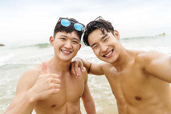 포토 JPG 주간 남자 수영복 바다 여행 휴가 서기 미소 상반신 20대 성인 해변 야외 두명 앞모습 여름 친구 여름휴가 바캉스 청춘 모래사장 선글라스 우정 한국인 자유 해수욕장 즐거움 강원도 양양군 하조대해수욕장 성인남자만 국내포토 자연요소 옷 계절 감정 안경 뷰포인트 컨셉 관계 모션 한국 표정 사람 동양인 청년 양양 남자만 성인만 파일형식 여름_계절