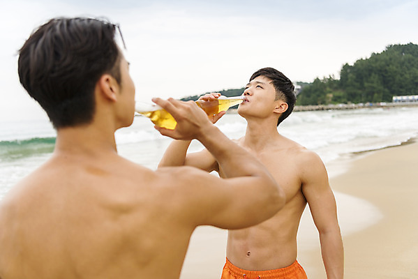 포토 JPG 주간 남자 수영복 바다 여행 휴가 주류 병맥주 서기 상반신 20대 성인 해변 야외 두명 앞모습 뒷모습 여름 친구 여름휴가 바캉스 청춘 모래사장 우정 한국인 자유 마시기 해수욕장 즐거움 강원도 양양군 하조대해수욕장 성인남자만 국내포토 자연요소 옷 계절 감정 음료 뷰포인트 컨셉 관계 모션 맥주 한국 사람 동양인 청년 양양 남자만 성인만 파일형식 여름_계절