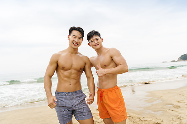포토 JPG 주간 남자 수영복 바다 여행 휴가 서기 미소 상반신 20대 성인 해변 야외 두명 앞모습 여름 친구 여름휴가 바캉스 청춘 모래사장 우정 한국인 자유 엄지손가락 최고 해수욕장 즐거움 강원도 양양군 하조대해수욕장 성인남자만 국내포토 자연요소 옷 계절 감정 뷰포인트 컨셉 손가락 관계 모션 한국 표정 사람 동양인 청년 양양 남자만 성인만 파일형식 여름_계절