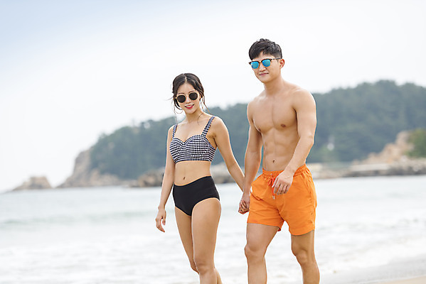 포토 JPG 주간 커플 여자 남자 수영복 바다 여행 휴가 상반신 20대 성인 해변 야외 두명 앞모습 여름 여름휴가 바캉스 청춘 모래사장 선글라스 걷기 손잡기 한국인 자유 해수욕장 즐거움 강원도 양양군 하조대해수욕장 성인만 국내포토 자연요소 옷 계절 감정 안경 뷰포인트 컨셉 관계 모션 한국 사람 동양인 청년 양양 파일형식 여름_계절