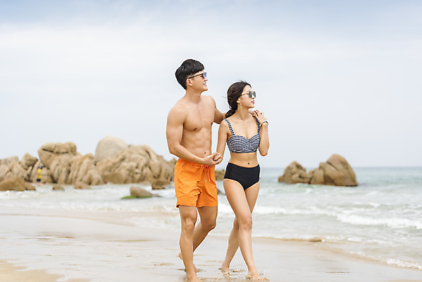 포토 JPG 주간 전신 커플 여자 남자 수영복 바다 여행 휴가 20대 성인 해변 야외 두명 앞모습 여름 여름휴가 바캉스 청춘 모래사장 선글라스 걷기 손잡기 한국인 자유 해수욕장 즐거움 강원도 양양군 하조대해수욕장 성인만 국내포토 자연요소 옷 계절 감정 안경 뷰포인트 컨셉 관계 모션 한국 사람 동양인 청년 양양 파일형식 여름_계절