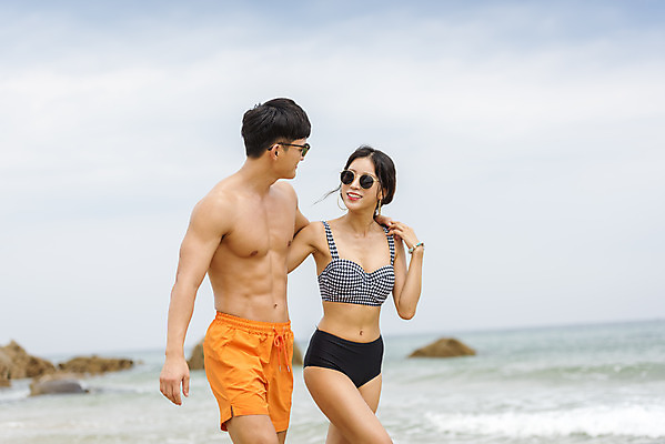 포토 JPG 주간 커플 여자 남자 수영복 바다 여행 휴가 미소 상반신 20대 성인 해변 야외 두명 앞모습 옆모습 여름 여름휴가 바캉스 청춘 모래사장 선글라스 걷기 손잡기 한국인 자유 해수욕장 즐거움 강원도 양양군 하조대해수욕장 성인만 국내포토 자연요소 옷 계절 감정 안경 뷰포인트 컨셉 관계 모션 한국 표정 사람 동양인 청년 양양 파일형식 여름_계절