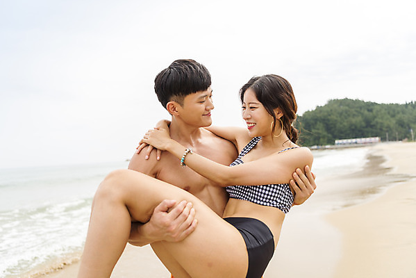 포토 JPG 주간 커플 여자 남자 수영복 바다 여행 안기 휴가 서기 미소 상반신 20대 성인 해변 야외 두명 앞모습 여름 여름휴가 바캉스 청춘 모래사장 한국인 자유 해수욕장 즐거움 강원도 양양군 하조대해수욕장 성인만 국내포토 자연요소 옷 계절 감정 뷰포인트 컨셉 관계 모션 한국 표정 사람 동양인 청년 양양 파일형식 여름_계절