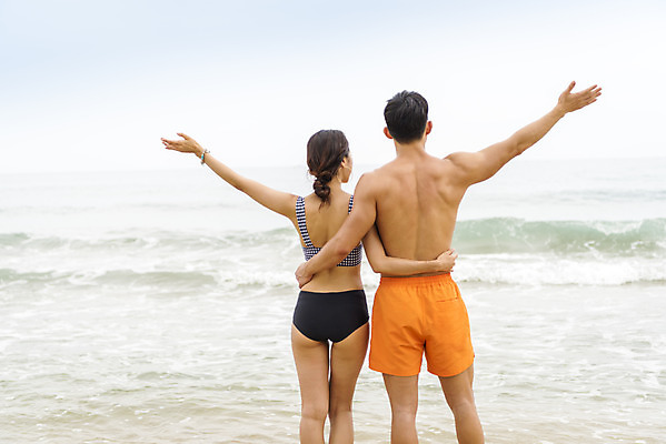 포토 JPG 주간 커플 여자 남자 수영복 바다 여행 허리손 팔벌리기 휴가 서기 상반신 20대 성인 해변 야외 두명 뒷모습 여름 여름휴가 바캉스 청춘 모래사장 한국인 자유 해수욕장 즐거움 강원도 양양군 하조대해수욕장 성인만 국내포토 자연요소 옷 계절 감정 뷰포인트 포즈 컨셉 관계 모션 한국 사람 동양인 청년 양양 파일형식 여름_계절