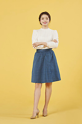 포토 JPG 스튜디오촬영 전신 우먼라이프 여자 행복 실내 한명 서기 미소 20대 성인 앞모습 쇼핑 팔짱 한국인 자신감 노란배경 성인여자한명만 국내포토 1 라이프스타일 감정 뷰포인트 백그라운드 모션 표정 사람 동양인 청년 내부 노란색 여자한명만 성인여자만 파일형식