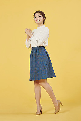 포토 JPG 스튜디오촬영 전신 우먼라이프 여자 행복 실내 한명 서기 미소 20대 성인 옆모습 쇼핑 한국인 기도 손모으기 설레임 노란배경 성인여자한명만 국내포토 1 라이프스타일 감정 뷰포인트 백그라운드 모션 표정 사람 동양인 손짓 청년 내부 노란색 여자한명만 성인여자만 파일형식