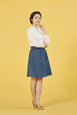 포토 JPG 스튜디오촬영 전신 우먼라이프 여자 실내 한명 서기 미소 20대 성인 옆모습 쇼핑 한국인 고민 노란배경 성인여자한명만 국내포토 1 라이프스타일 감정 뷰포인트 백그라운드 모션 표정 사람 동양인 청년 내부 노란색 여자한명만 성인여자만 파일형식