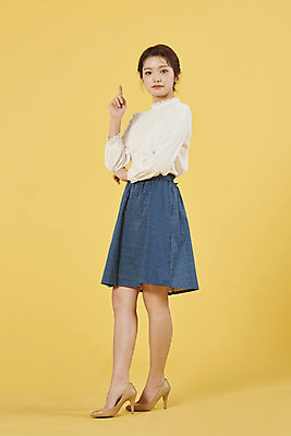 포토 JPG 스튜디오촬영 전신 우먼라이프 여자 실내 한명 서기 미소 손짓 20대 성인 옆모습 쇼핑 한국인 가리킴 노란배경 성인여자한명만 국내포토 1 라이프스타일 뷰포인트 백그라운드 모션 표정 사람 동양인 청년 내부 노란색 여자한명만 성인여자만 파일형식