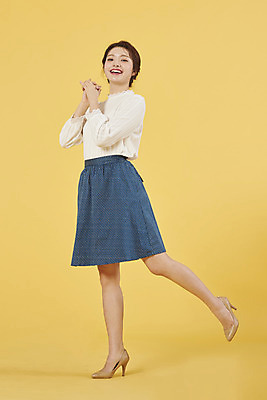 포토 JPG 스튜디오촬영 전신 우먼라이프 여자 행복 실내 한명 서기 미소 20대 성인 옆모습 쇼핑 한국인 기도 즐거움 설레임 노란배경 성인여자한명만 국내포토 1 라이프스타일 감정 뷰포인트 백그라운드 모션 표정 사람 동양인 청년 내부 노란색 여자한명만 성인여자만 파일형식