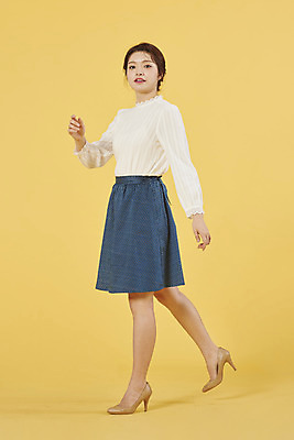 포토 JPG 스튜디오촬영 전신 우먼라이프 여자 실내 한명 미소 20대 성인 옆모습 쇼핑 걷기 한국인 노란배경 성인여자한명만 국내포토 1 라이프스타일 뷰포인트 백그라운드 모션 표정 사람 동양인 청년 내부 노란색 여자한명만 성인여자만 파일형식