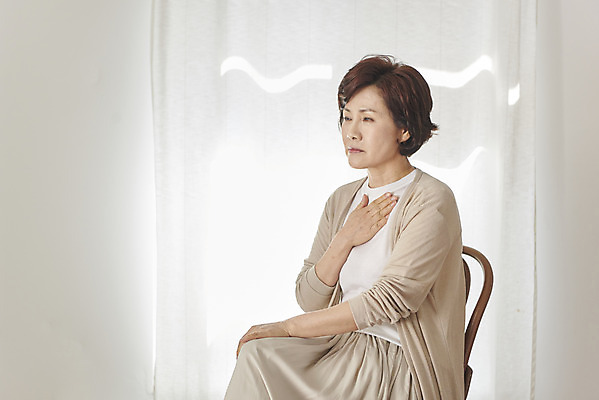 포토 JPG 여자 중년 50대 의자 실내 한명 앉기 상반신 옆모습 한국인 슬픔 변화 고민 갱년기 우울증 답답함 중년여자한명만 조울증 국내포토 1 감정 뷰포인트 가구 컨셉 모션 사람 동양인 성인 내부 감각 질병 증상 여자한명만 중년여자만 파일형식